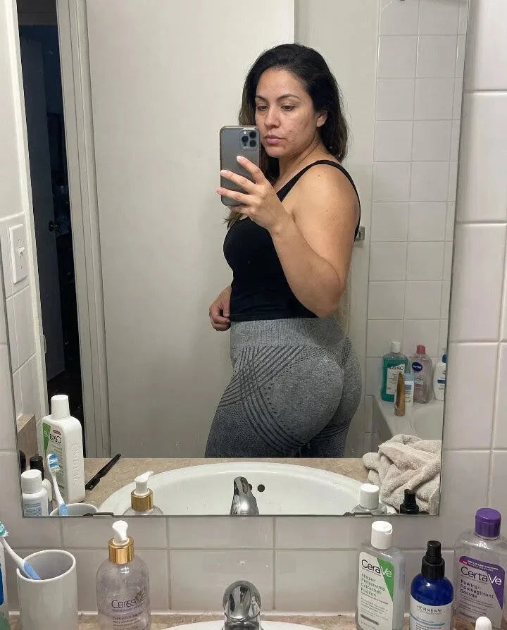 Cliente con leggings Navelya grigi
